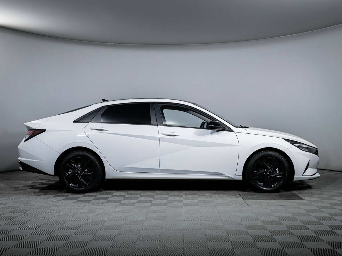 Hyundai Elantra 2023 года с пробегом. Фото: #3