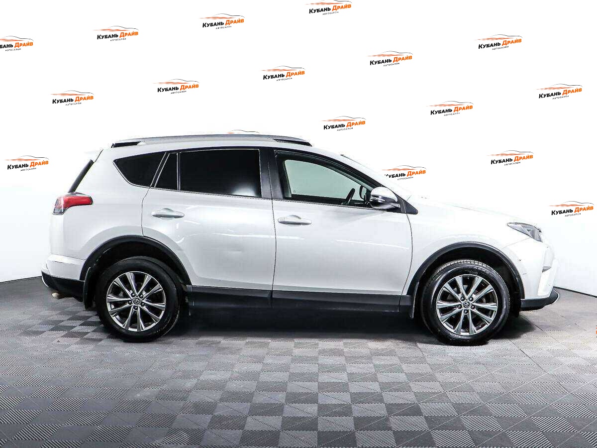 Toyota RAV4 2018 года с пробегом. Фото: #3