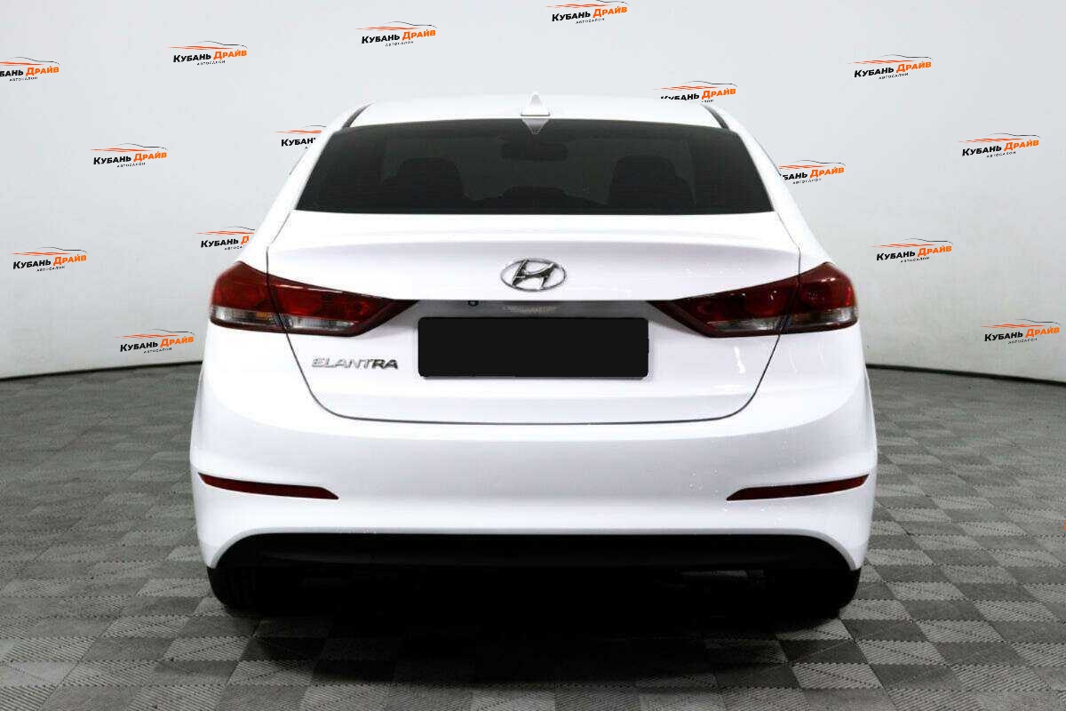 Hyundai Elantra 2018 года с пробегом. Фото: #5