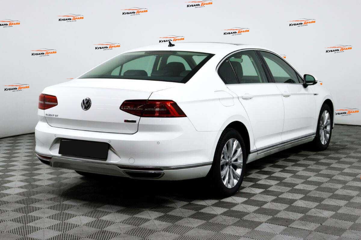 Volkswagen Passat 2018 года с пробегом. Фото: #3