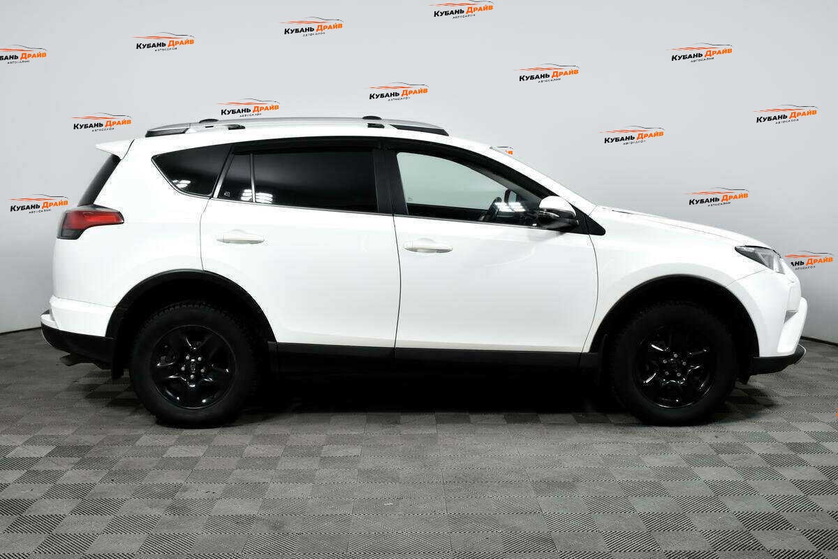 Toyota RAV4 2018 года с пробегом. Фото: #3
