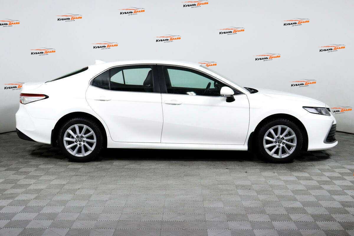 Toyota Camry 2021 года с пробегом. Фото: #3