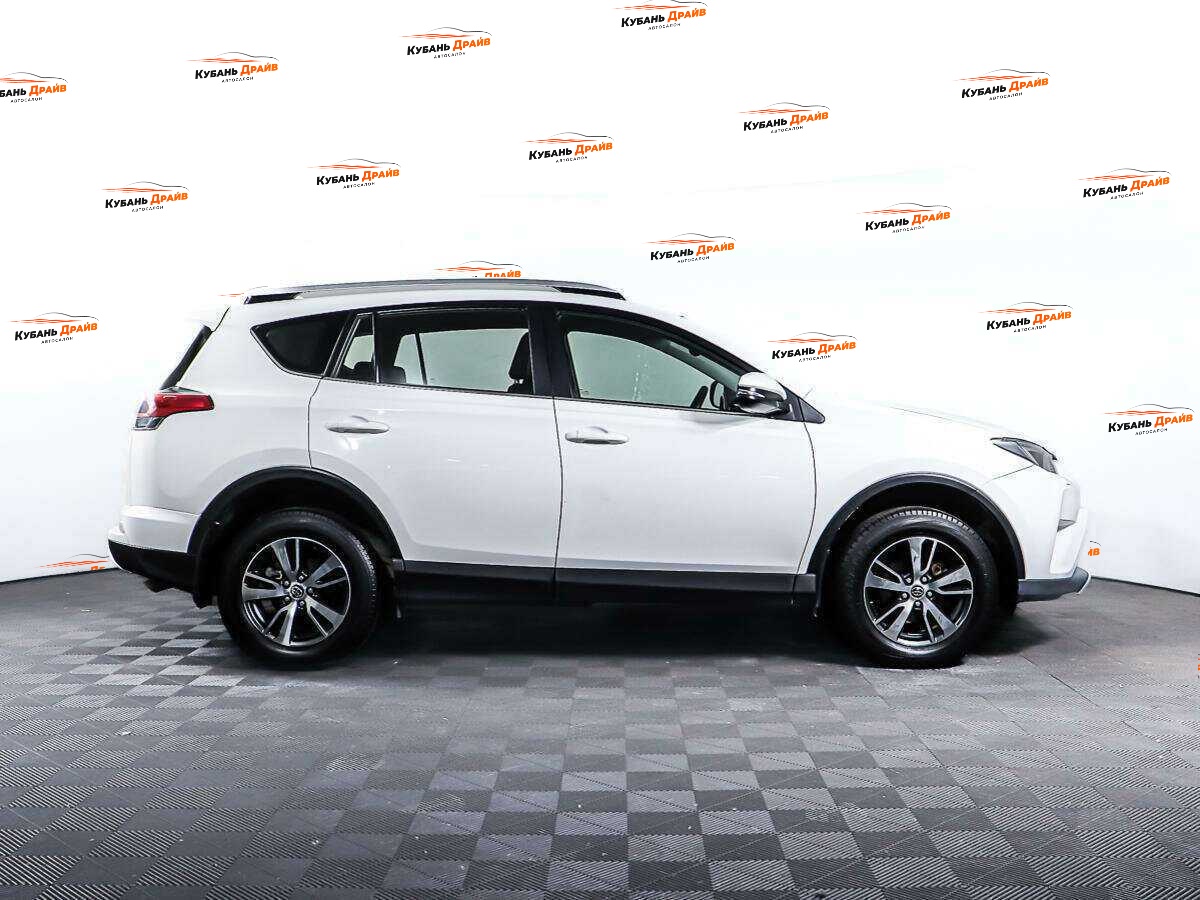 Toyota RAV4 2018 года с пробегом. Фото: #3