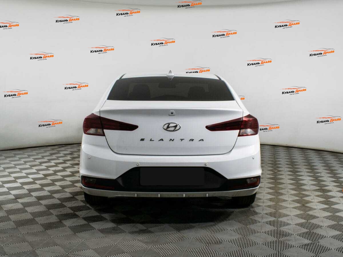 Hyundai Elantra 2019 года с пробегом. Фото: #5