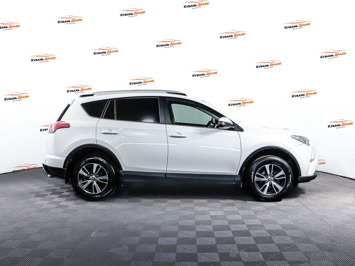 Toyota RAV4 2017 года с пробегом. Фото: #3