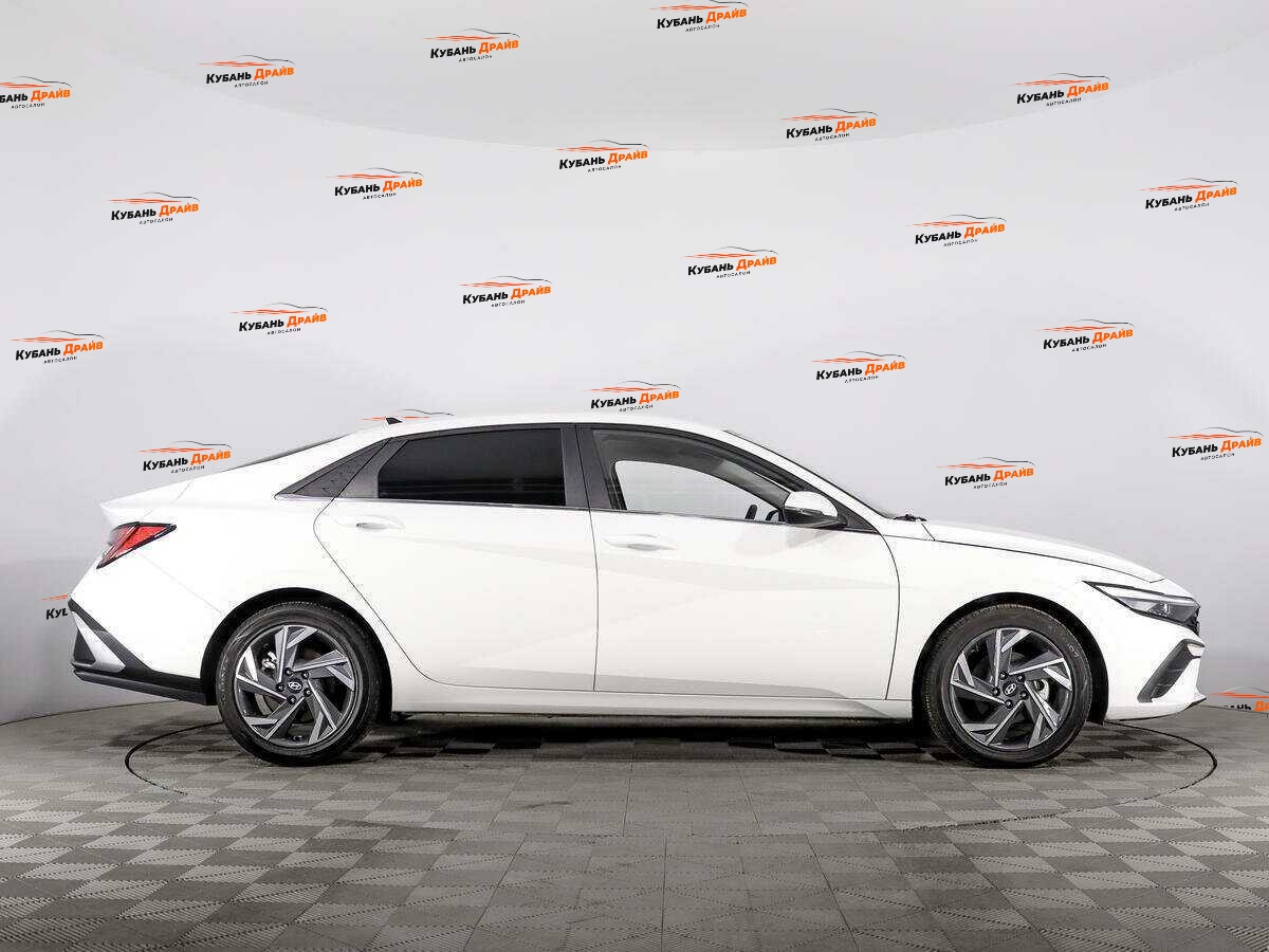 Hyundai Elantra 2024 года с пробегом. Фото: #3