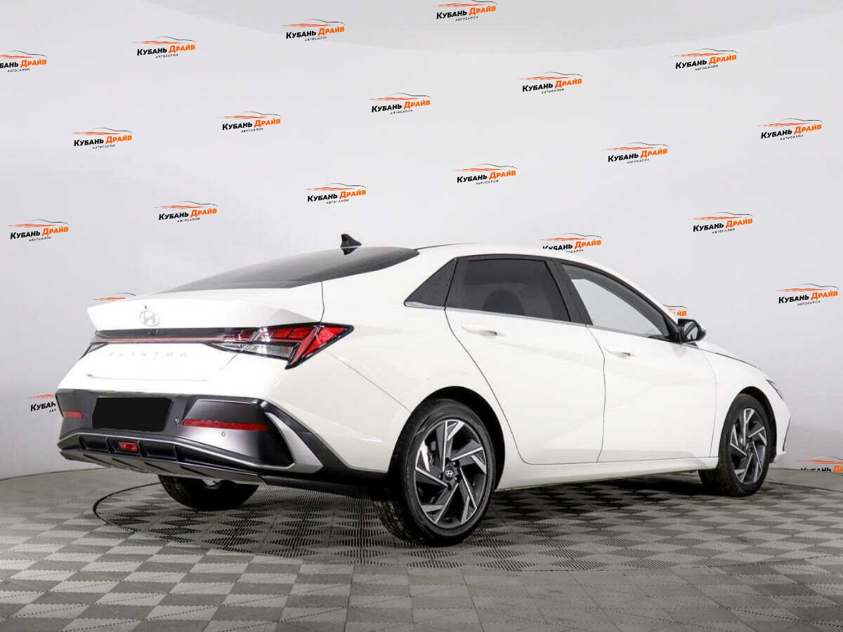 Hyundai Elantra 2024 года с пробегом. Фото: #4