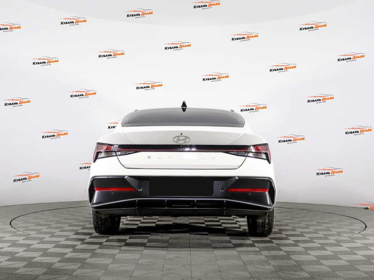 Hyundai Elantra 2024 года с пробегом. Фото: #5