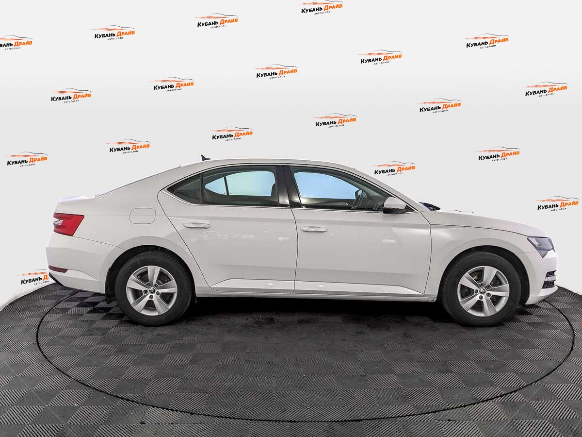 Skoda Superb 2021 года с пробегом. Фото: #3