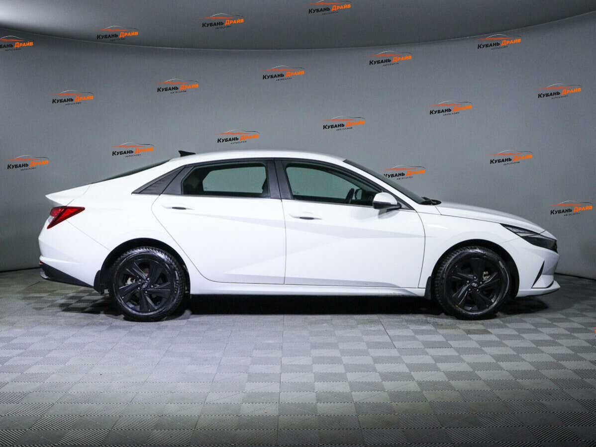 Hyundai Elantra 2021 года с пробегом. Фото: #3