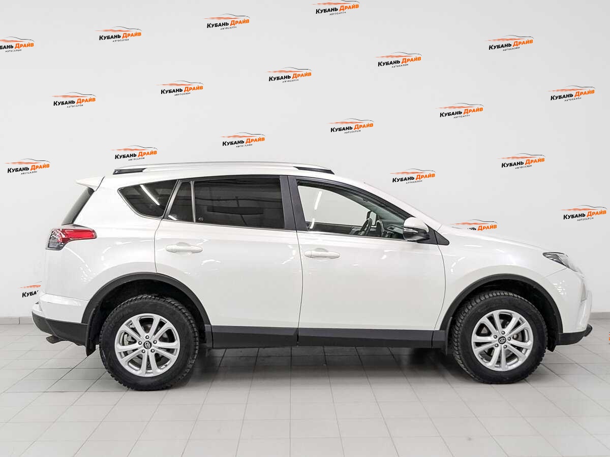 Toyota RAV4 2017 года с пробегом. Фото: #3