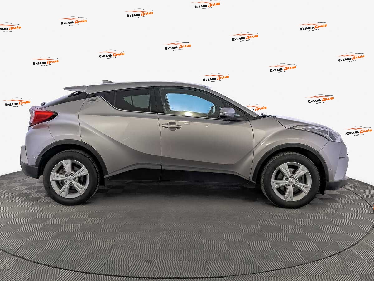 Toyota C-HR 2017 года с пробегом. Фото: #3