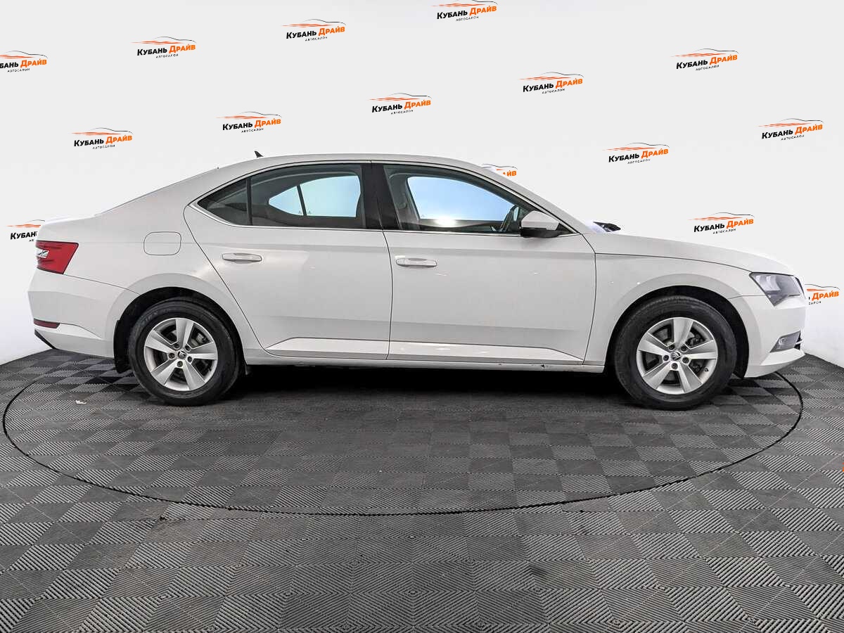 Skoda Superb 2017 года с пробегом. Фото: #3