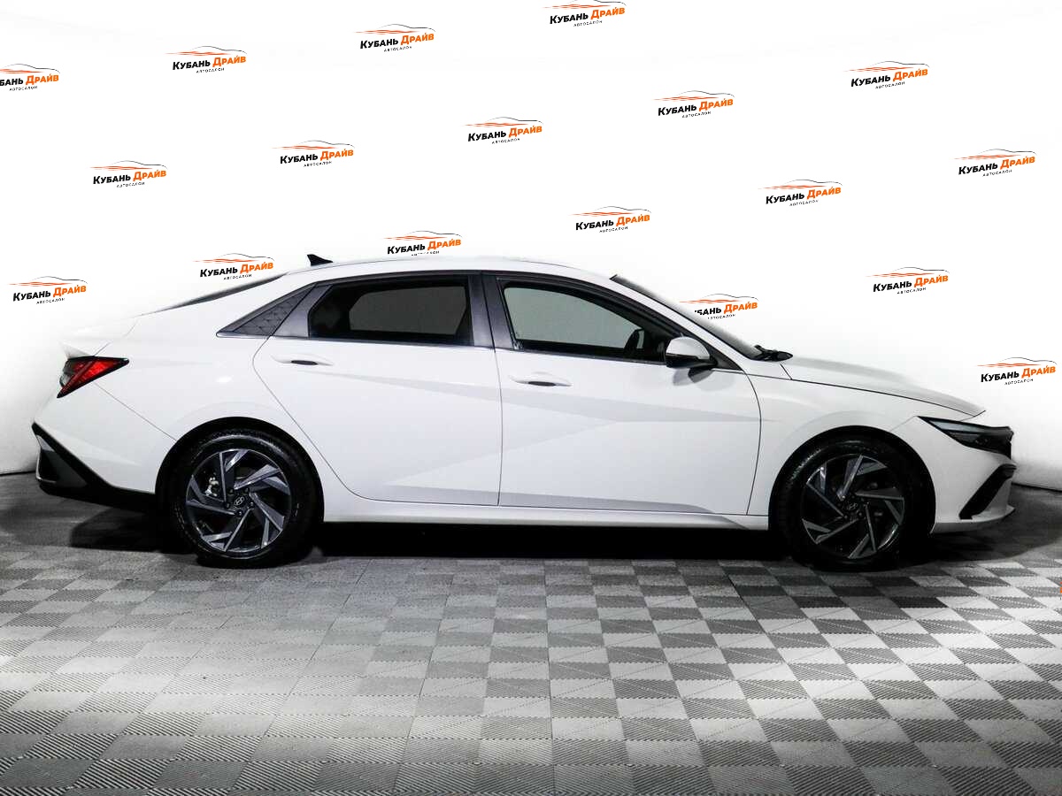 Hyundai Elantra 2023 года с пробегом. Фото: #3