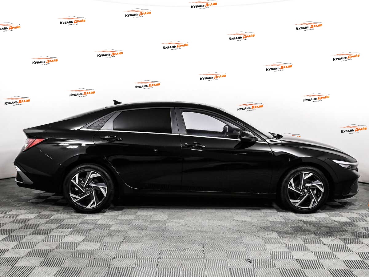Hyundai Elantra 2024 года с пробегом. Фото: #3