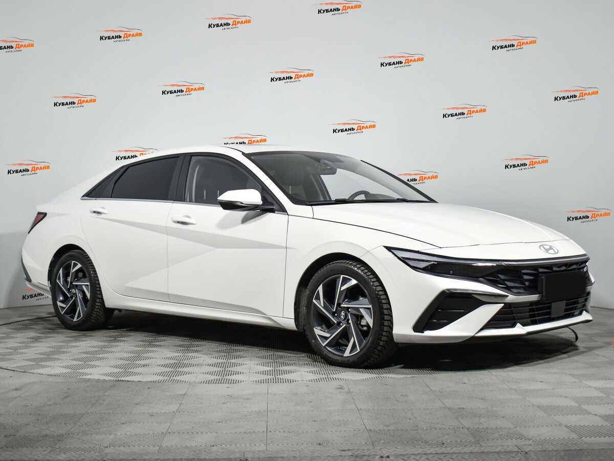 Hyundai Elantra 2023 года с пробегом. Фото: #2