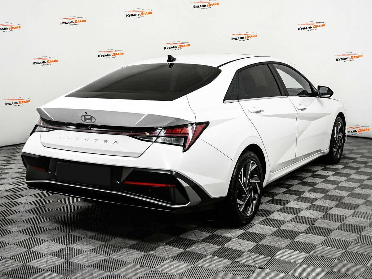 Hyundai Elantra 2023 года с пробегом. Фото: #4