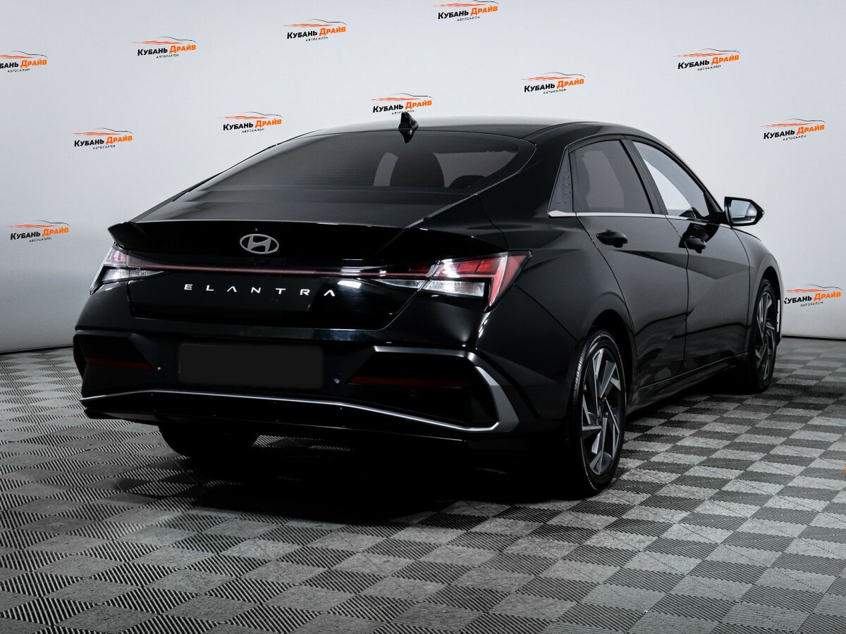 Hyundai Elantra 2023 года с пробегом. Фото: #3