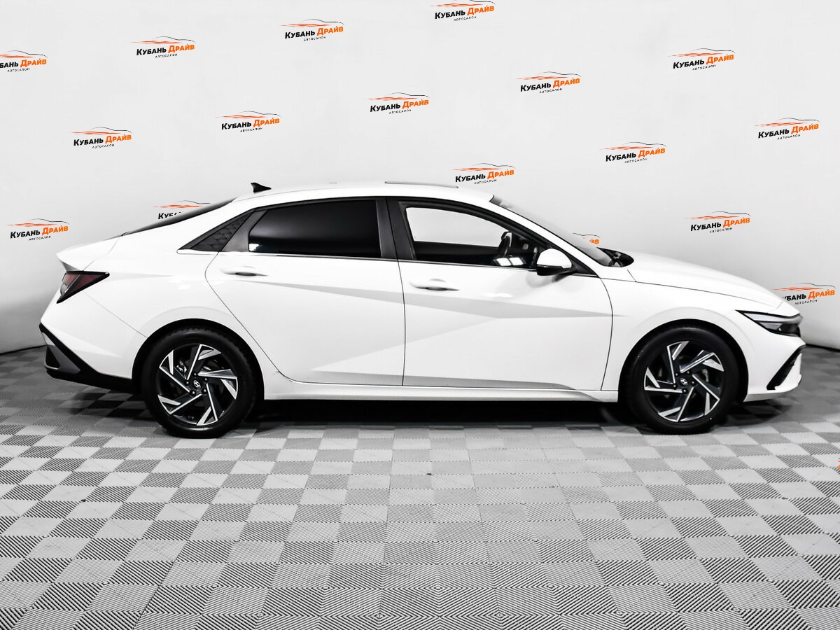 Hyundai Elantra 2023 года с пробегом. Фото: #3