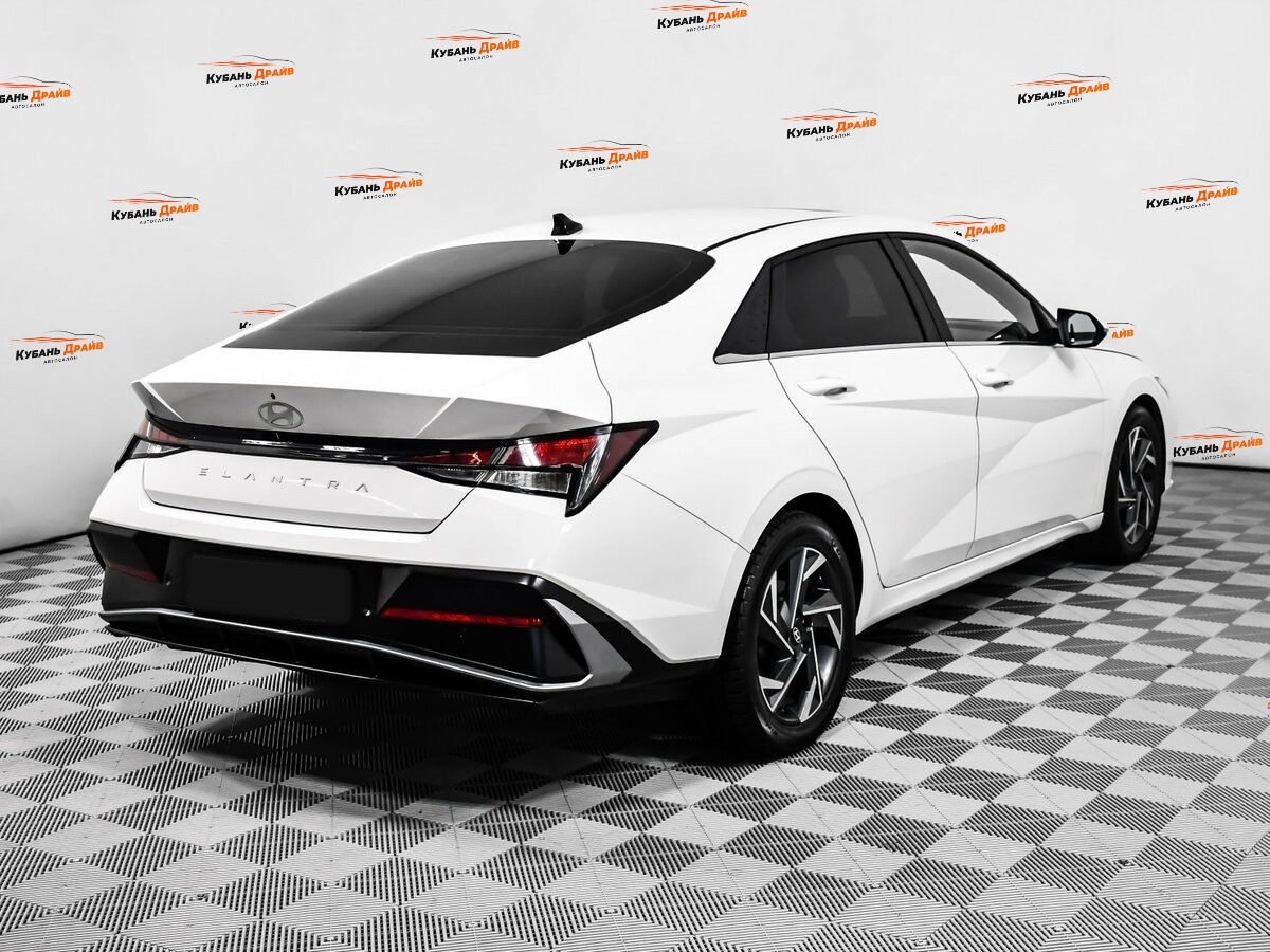 Hyundai Elantra 2023 года с пробегом. Фото: #4