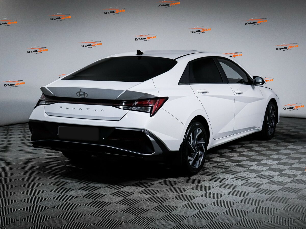 Hyundai Elantra 2024 года с пробегом. Фото: #3