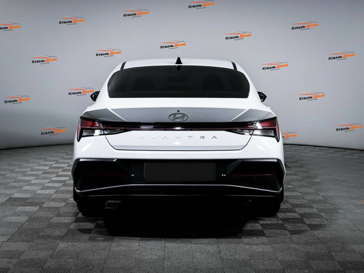 Hyundai Elantra 2024 года с пробегом. Фото: #4