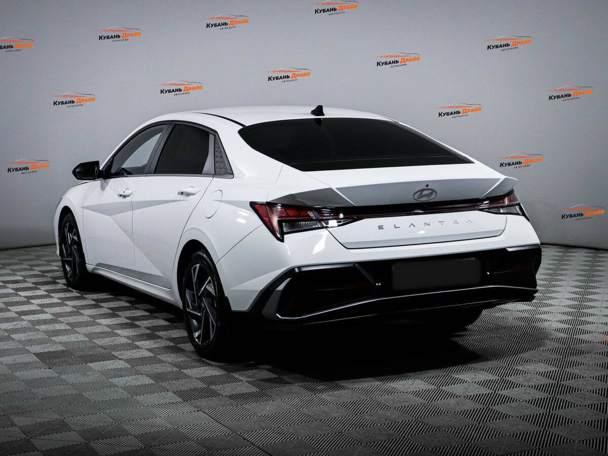 Hyundai Elantra 2024 года с пробегом. Фото: #5
