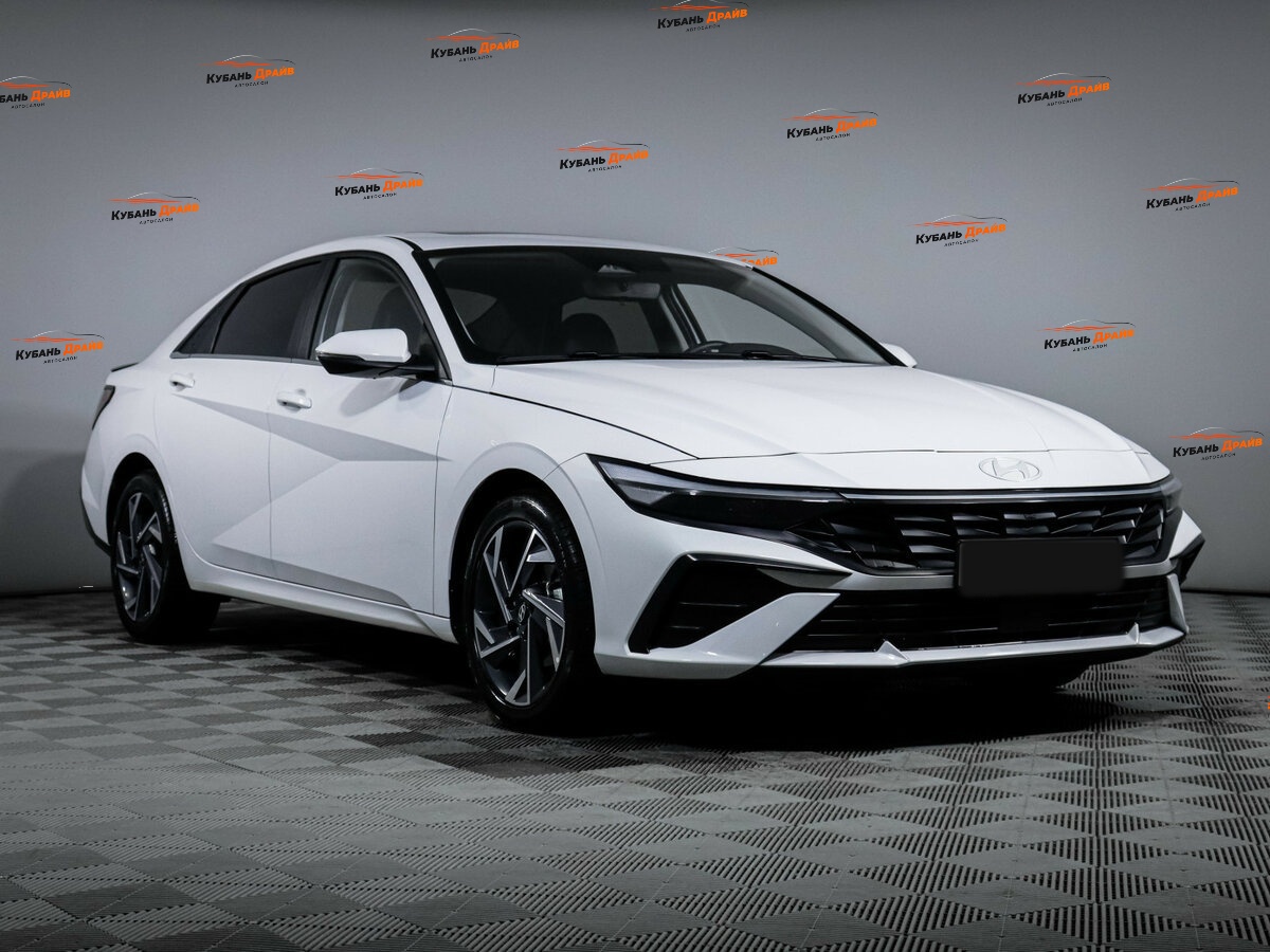 Hyundai Elantra 2024 года с пробегом. Фото: #2