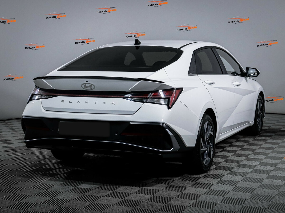 Hyundai Elantra 2024 года с пробегом. Фото: #3