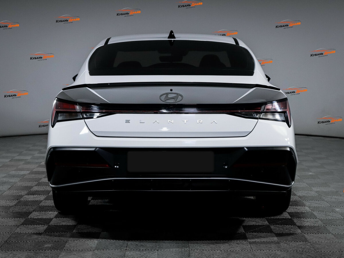 Hyundai Elantra 2024 года с пробегом. Фото: #4