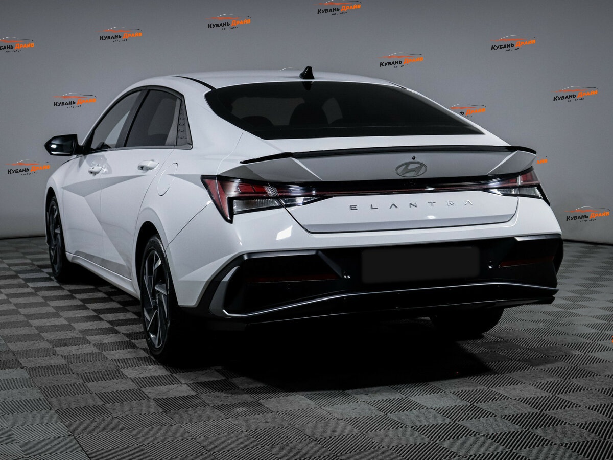 Hyundai Elantra 2024 года с пробегом. Фото: #5