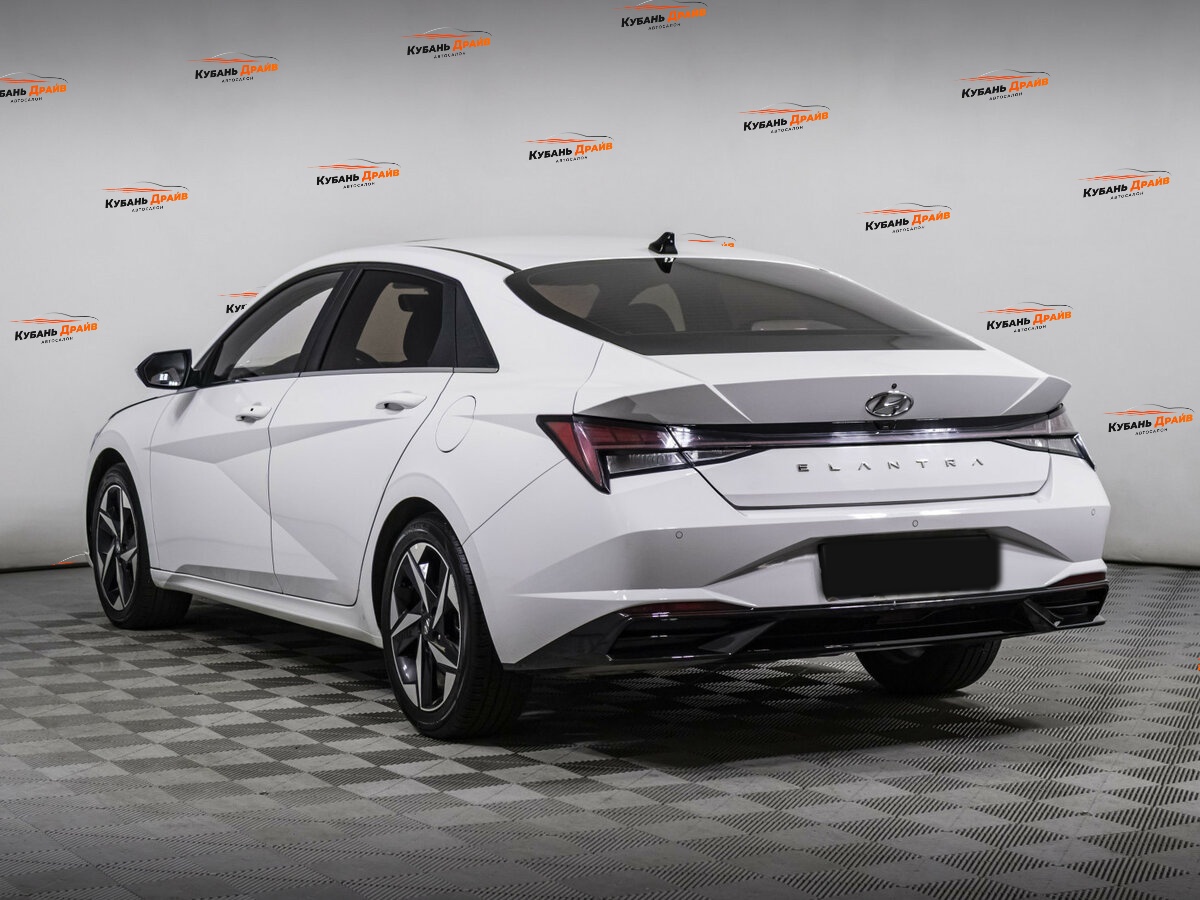 Hyundai Elantra 2021 года с пробегом. Фото: #5