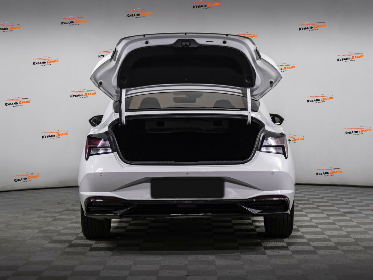 Hyundai Elantra 2021 года с пробегом. Фото: #18