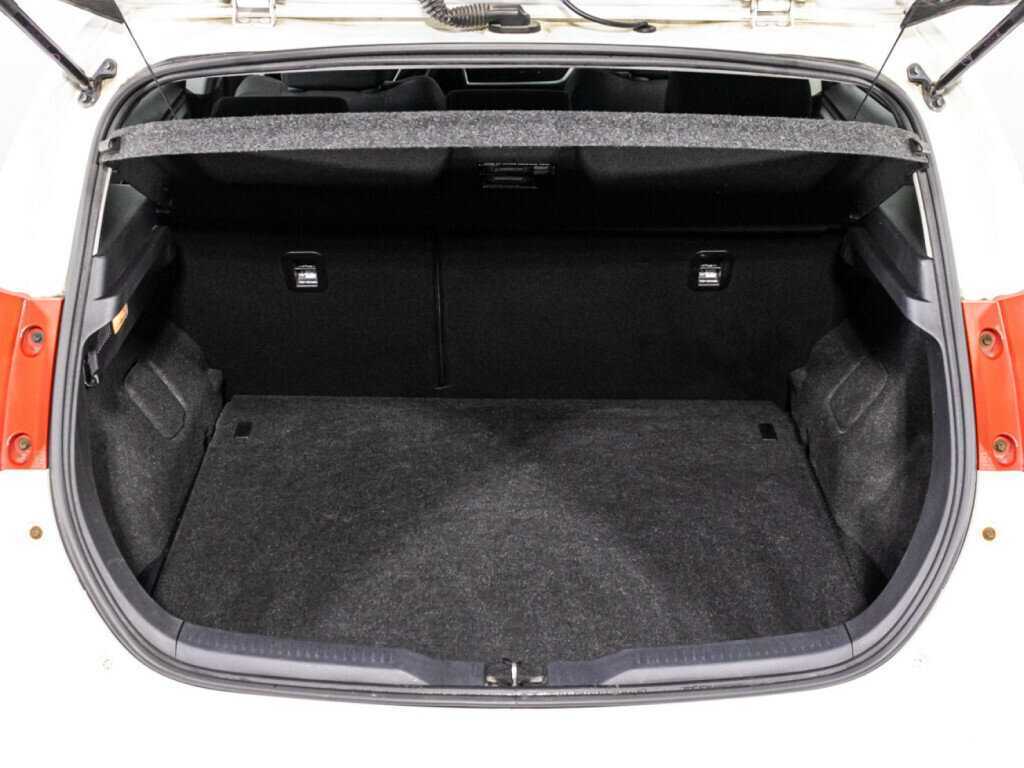 Toyota Auris 2014 года с пробегом. Фото: #14